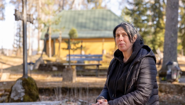 Rõuge vallas on kalmistuvahina ametis Jana Sepp. Tema tööpiirkonnaks on Jaanipeebu, Nogopalu ja Rõuge vana kalmistu. Foto: AIGAR NAGEL